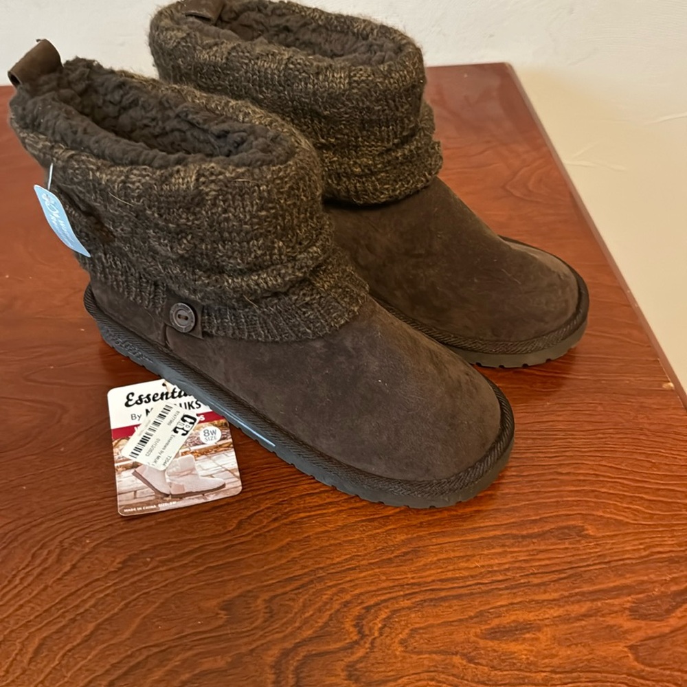 NWT Muk Luks water resistant boots size 8